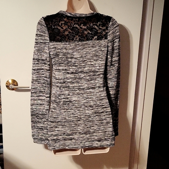 ARDENE Women's Black & White Long Sleeve Top with Lace Back Small NWOT - Picture 2 of 3